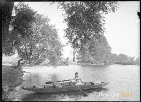 Femme dans une barque (Jarville-la-Malgrange)